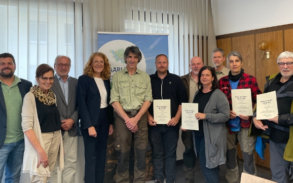 Ministerin Petra Berg (4.v.l.) mit Mitarbeitenden des Ministeriums für Umwelt, Klima, Mobilität, Agrar und Verbraucherschutz, der Naturlandstiftung Saar und der Naturwacht Saarland bei der Übergabe der Naturwart-Urkunden an Rolf Klein, Teresa Feld, Frank Friedrichs und Bernd Stephan